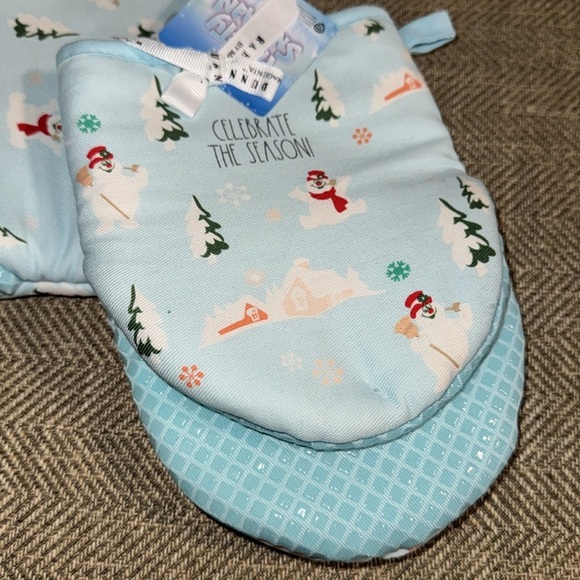 NWT Rae Dunn Warner Bro. Frosty The Snowman Christmas Holiday Set of Oven Mitts - Picture 2 of 7
